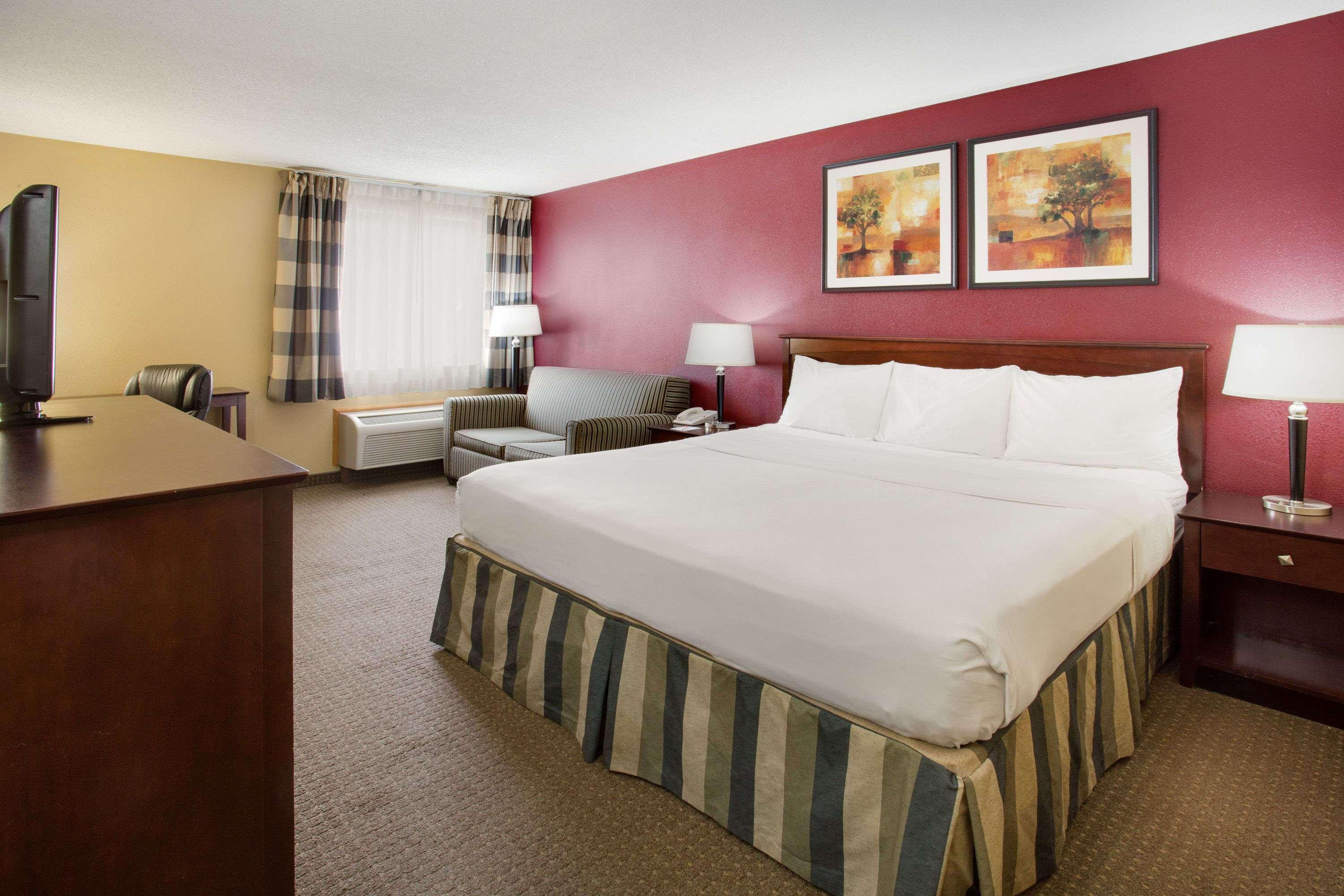Ramada By Wyndham Bettendorf Exterior photo