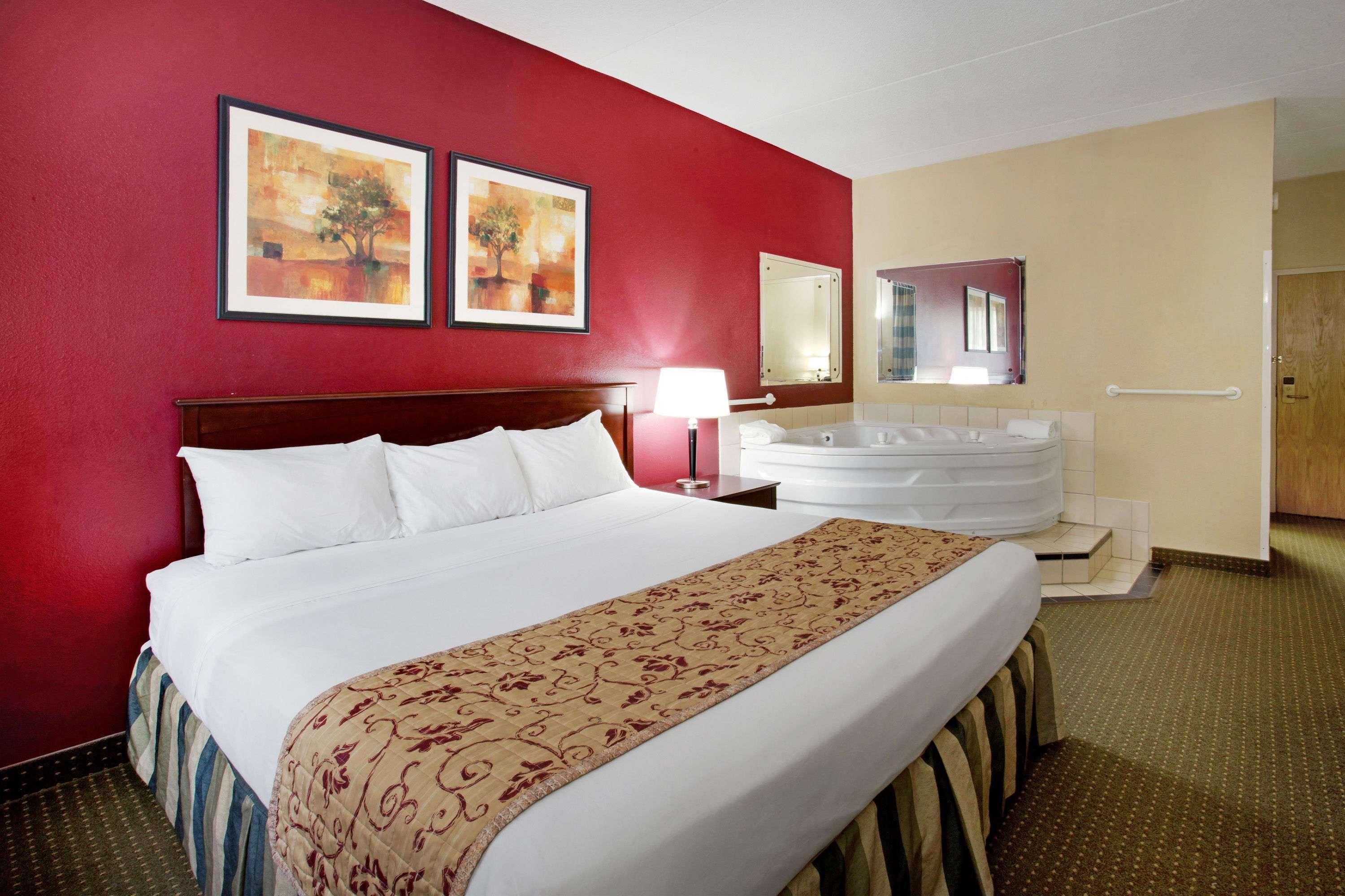 Ramada By Wyndham Bettendorf Exterior photo