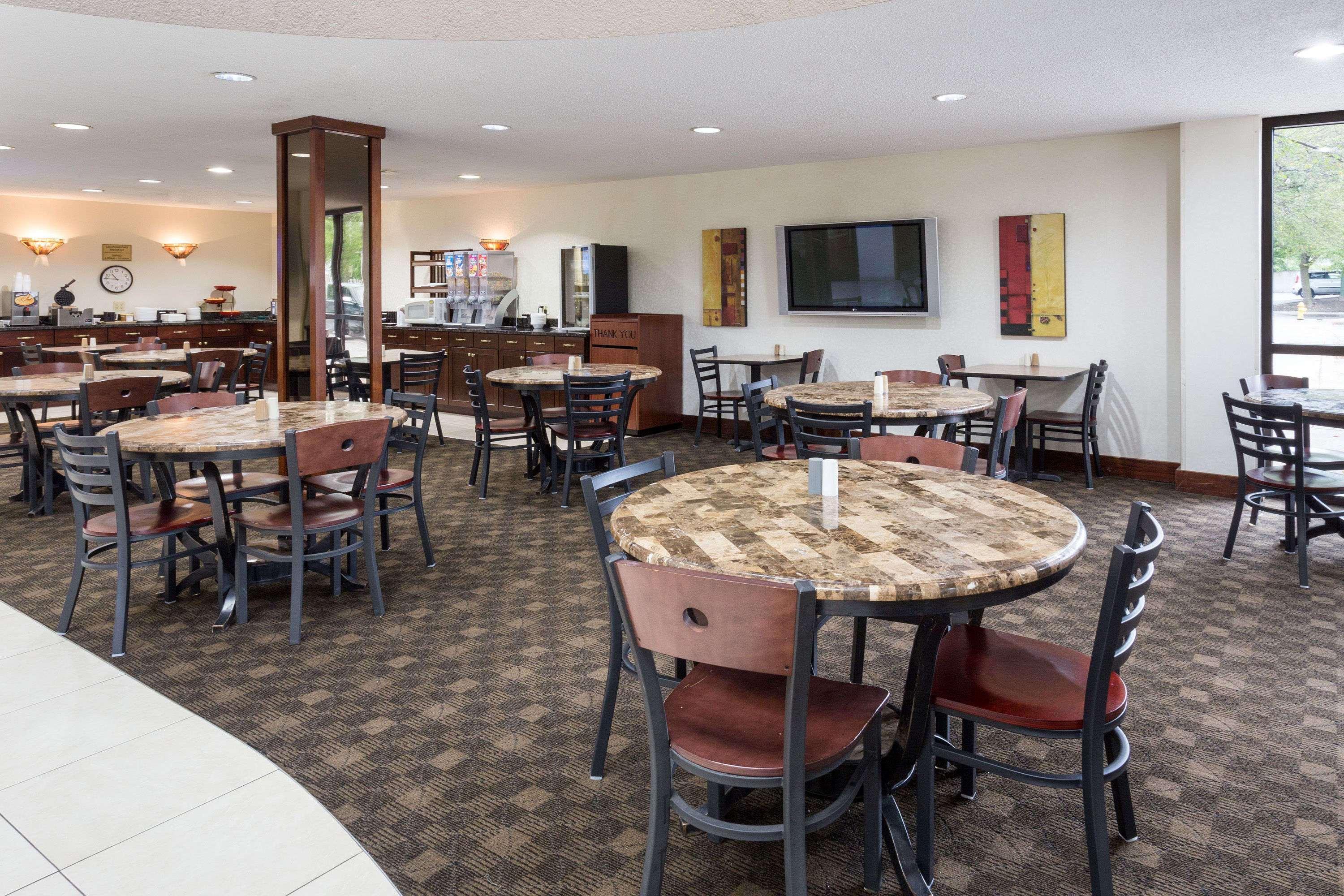 Ramada By Wyndham Bettendorf Exterior photo