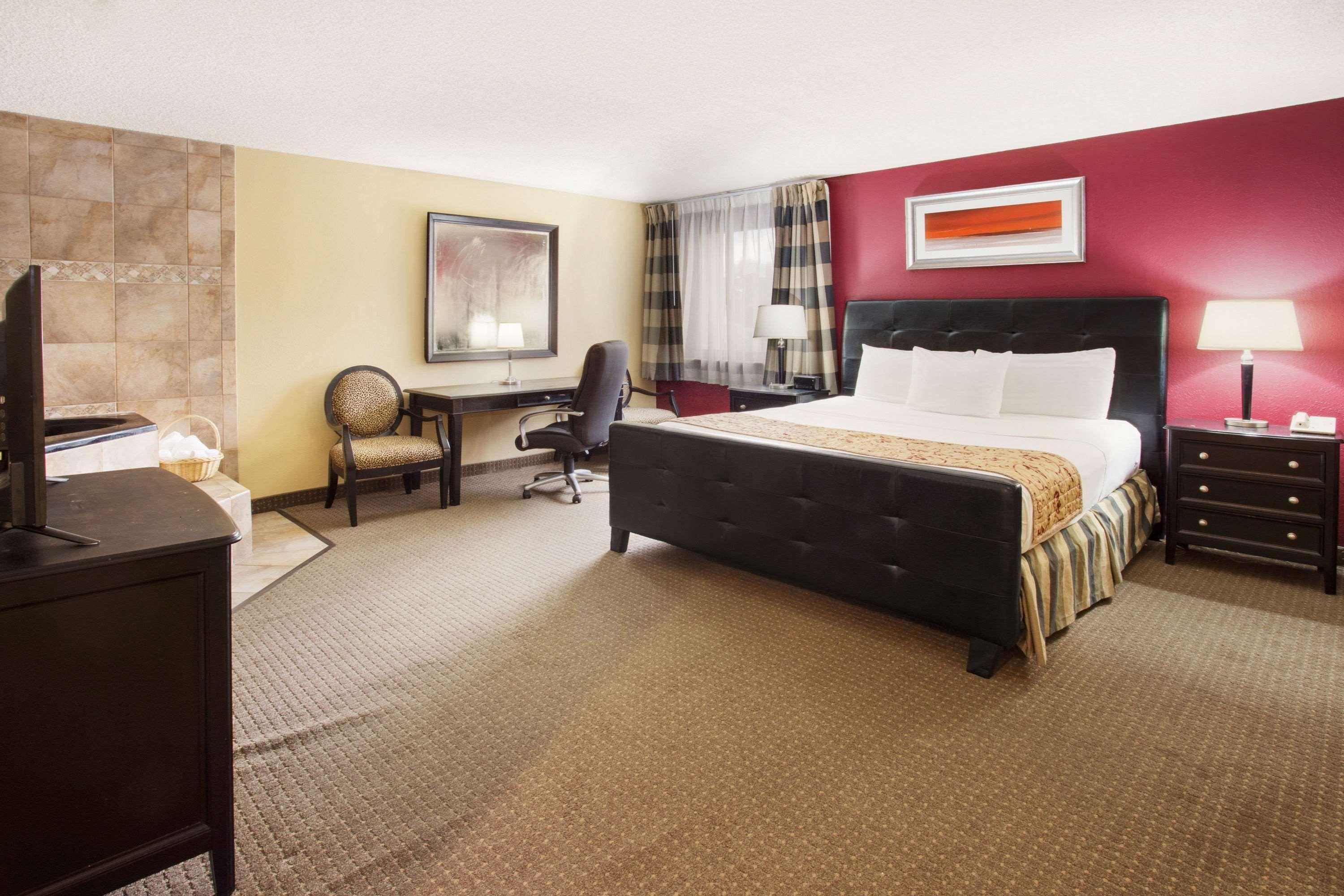 Ramada By Wyndham Bettendorf Exterior photo